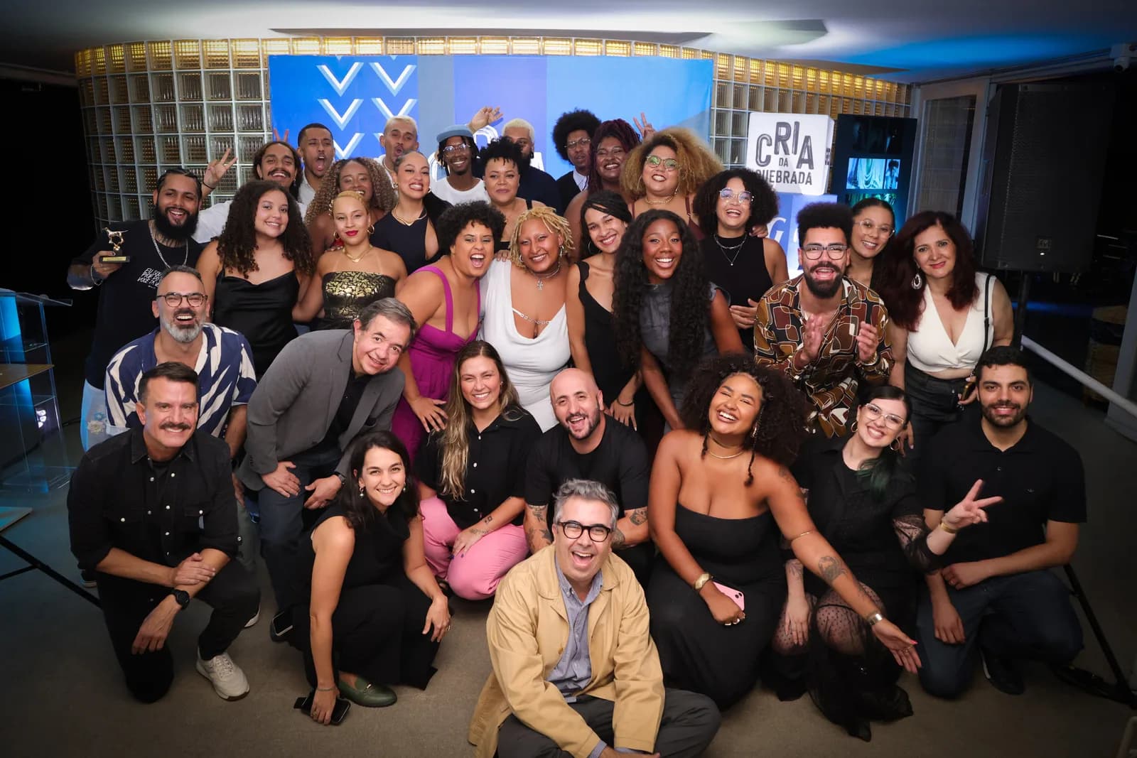 Alunos e equipe reunidos e sorridentes na formatura 2024