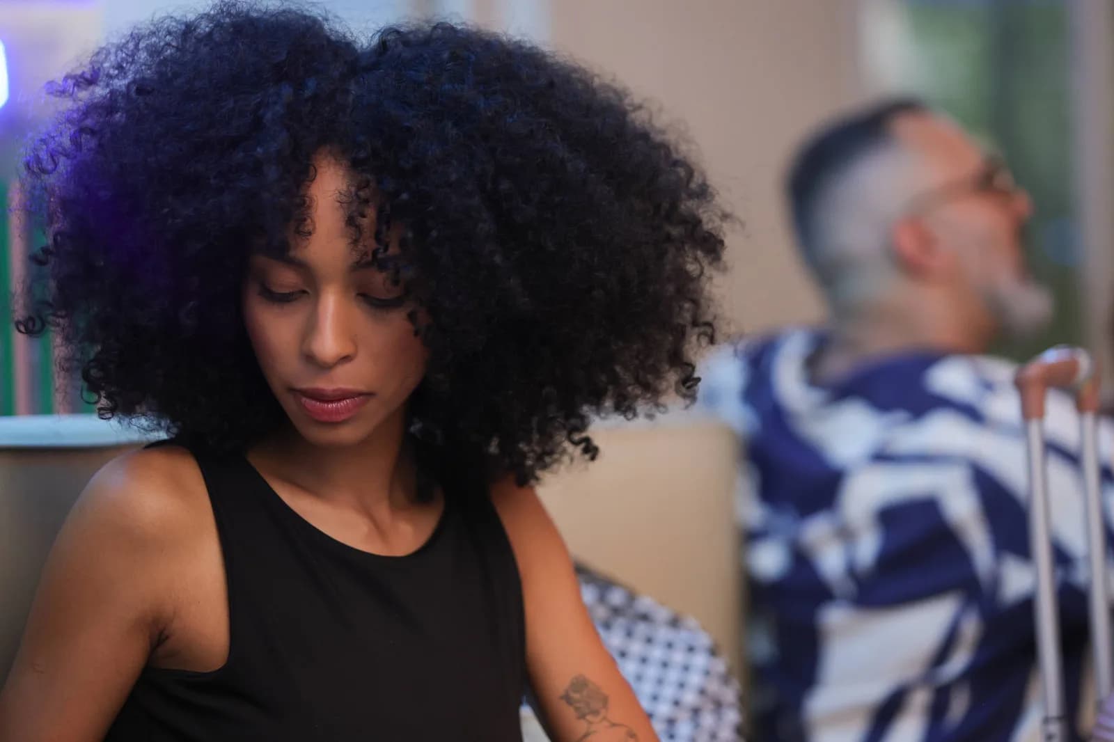 Formanda com cabelo afro em momento da festa de formatura 2024